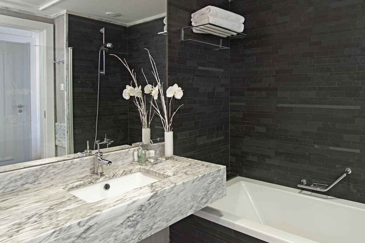 combined shower/bathtub, rainfall showerhead, free toiletries