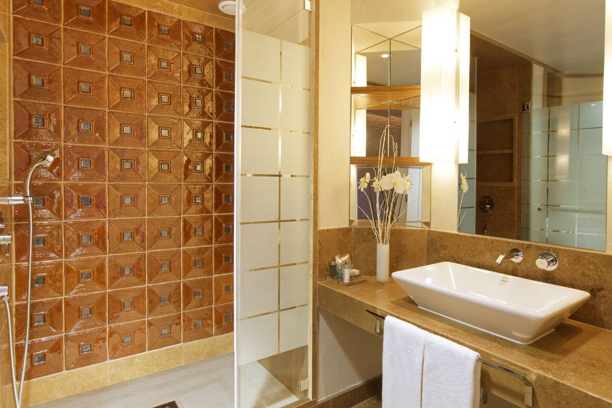 combined shower/bathtub, rainfall showerhead, free toiletries