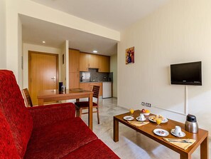 Estudio 1 hab, uso individual | Zona de estar | Televisión LCD de 22 pulgadas con canales por cable, una televisión