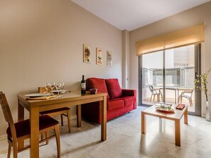 22-inch LCD TV with cable channels, TV - Covadonga Apartamentos Turisticos (Bormujos)