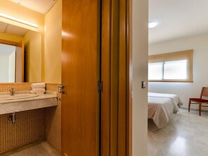 Shower, towels