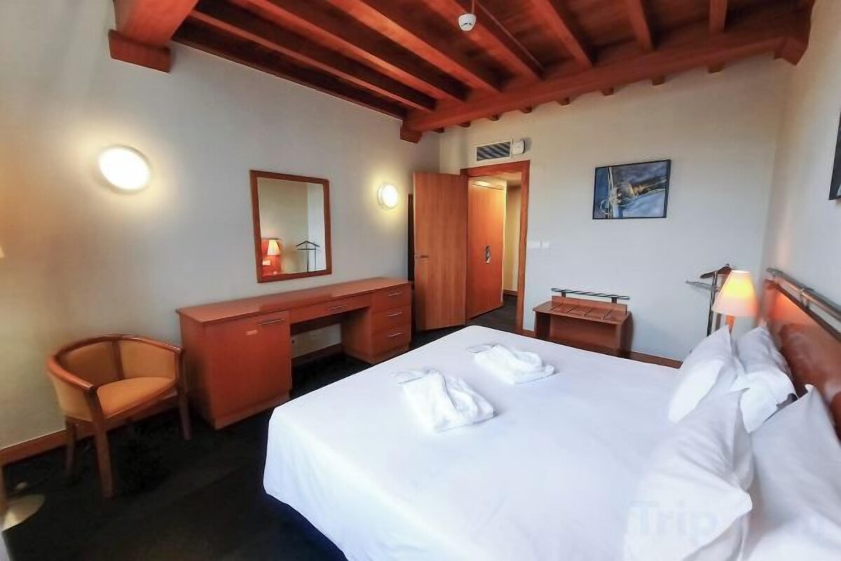 Minibar, coffre-fort, bureau, rideaux d’obscurcissement