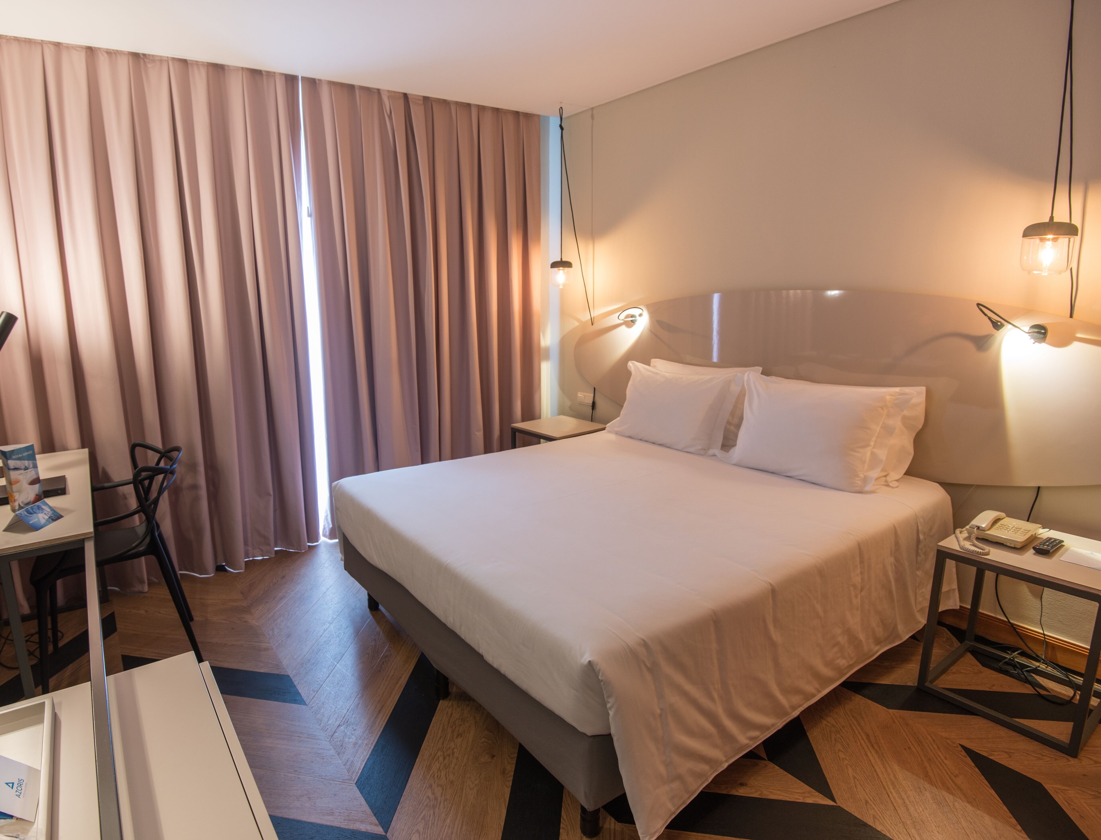 Minibar, coffre-fort, bureau, rideaux d’obscurcissement