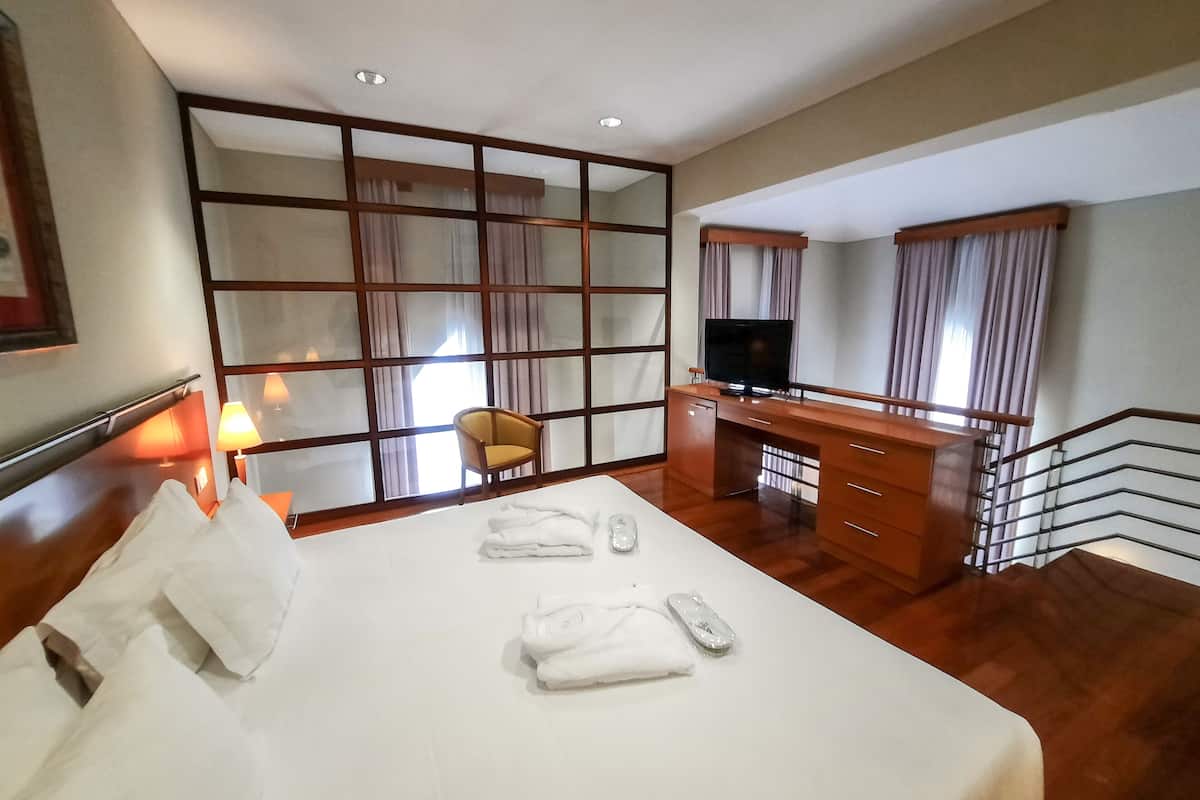 deluxe suite | minibar, in-room safe, desk, blackout curtains