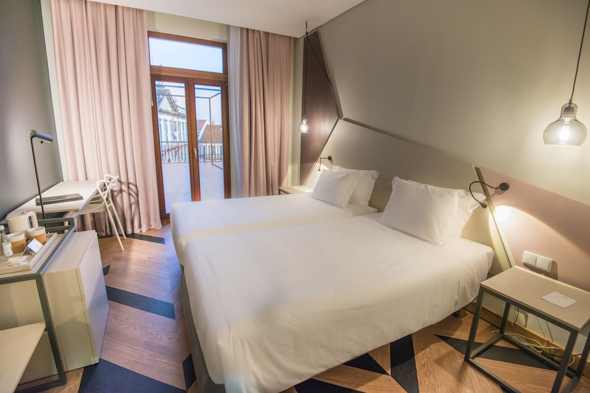 Habitación Premium con 2 camas individuales | Minibar, caja de seguridad en la habitación y escritorio