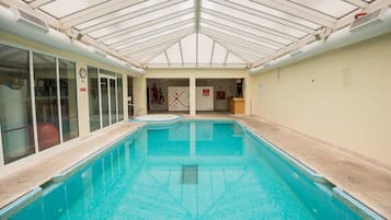 Indoor pool, pool loungers
