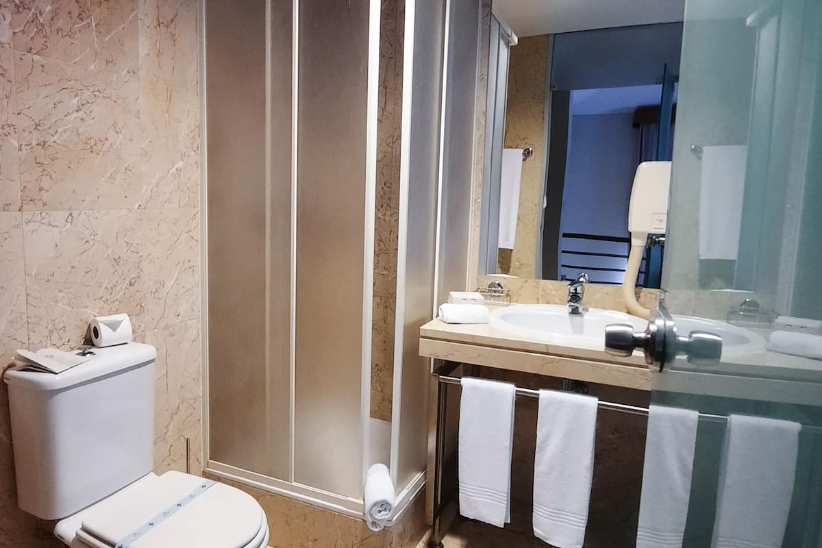 deluxe suite | bathroom | bathtub, eco-friendly toiletries, hair dryer, bidet