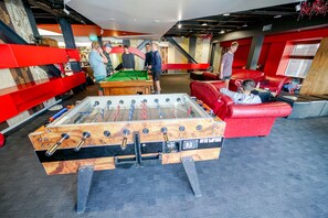 Billiards - Nomads Queenstown Backpackers (Queenstown)