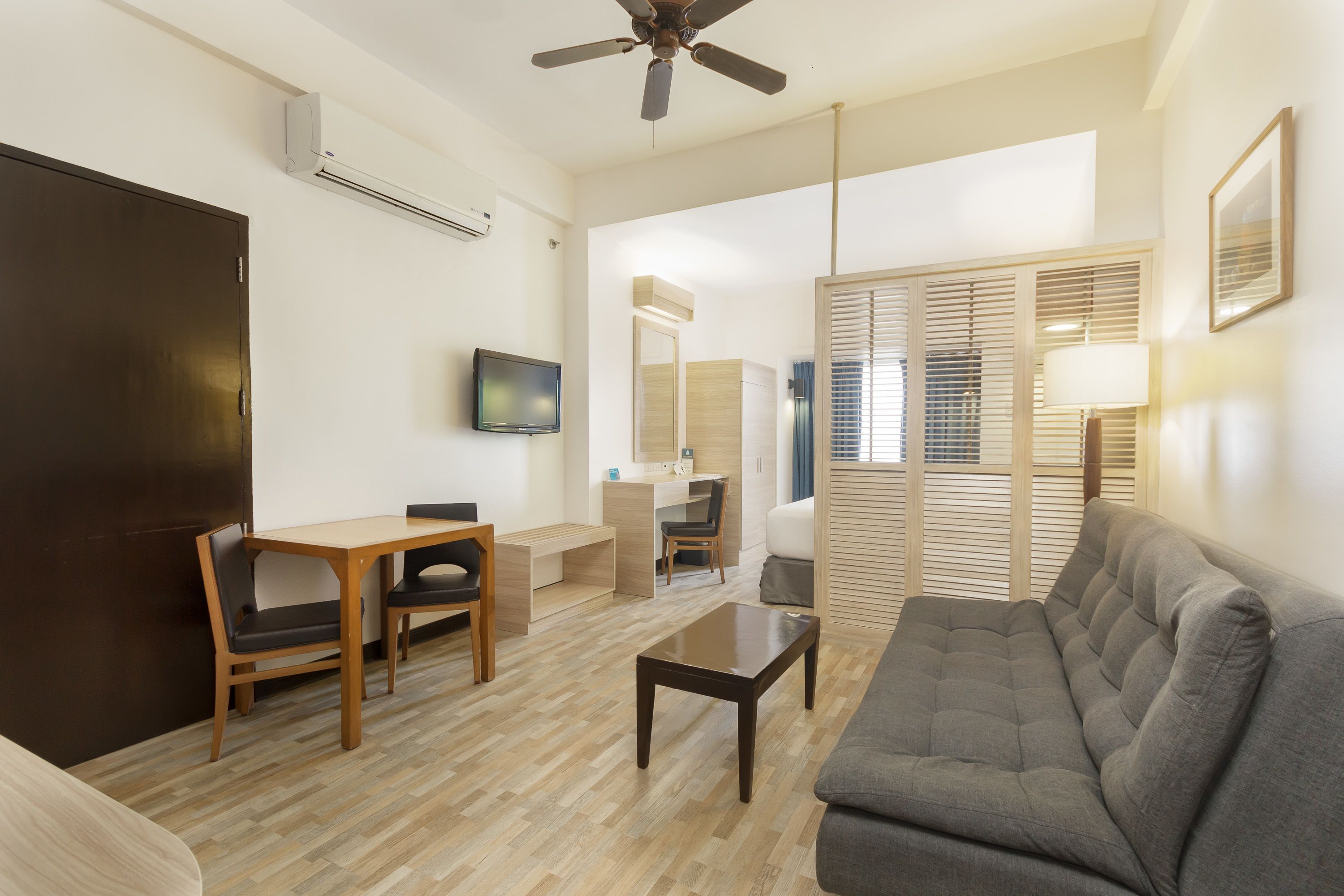 套房, 1 张大床, 无烟房 (Sunset View) | 起居区 | 32-英寸电视（配备有线频道）