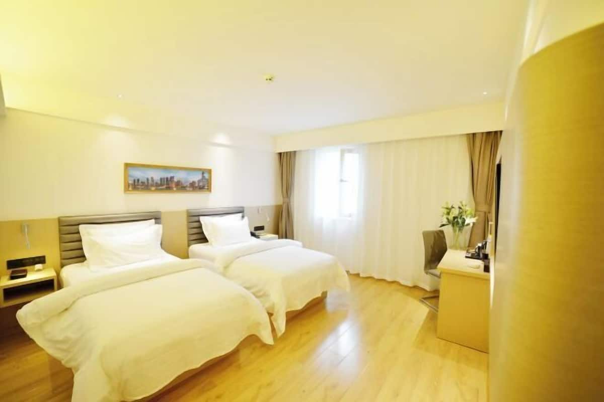 Escritorio, cortinas blackout y tabla de planchar con plancha