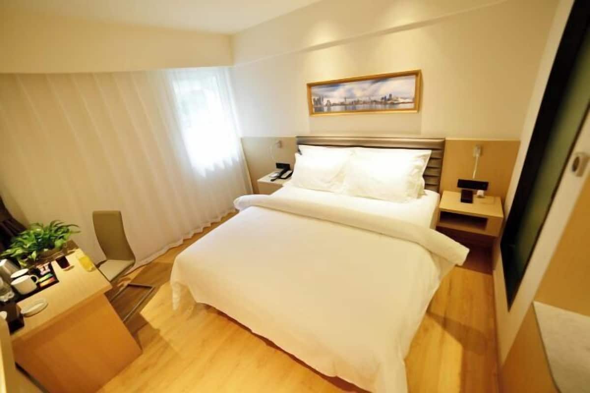 Escritorio, cortinas blackout y tabla de planchar con plancha