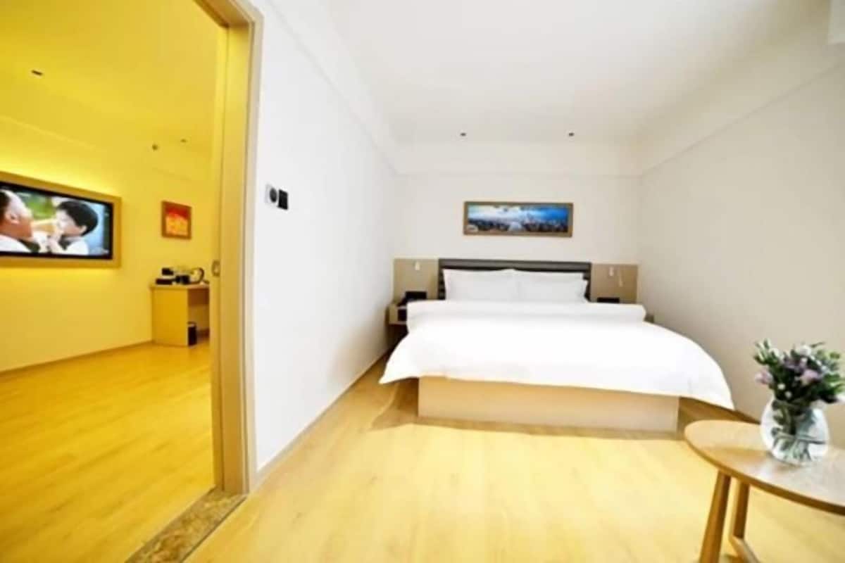 Escritorio, cortinas blackout y tabla de planchar con plancha