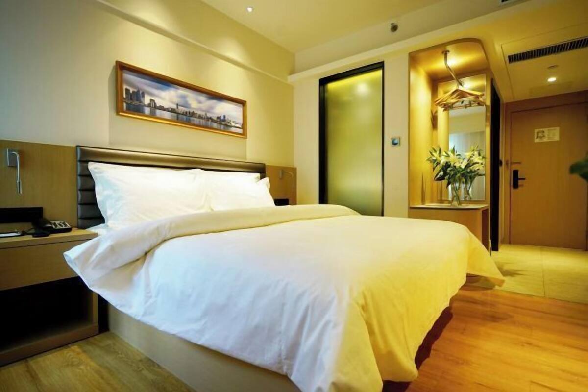 Escritorio, cortinas blackout y tabla de planchar con plancha