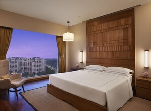 Sengetøy av topp kvalitet, minibar, safe på rommet og skrivebord