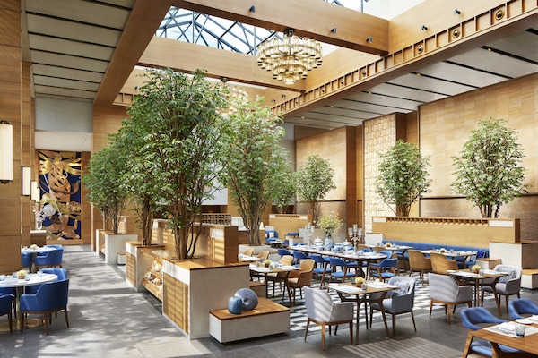 3 restaurants; breakfast, lunch, dinner, and brunch served