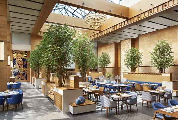 3 restaurants, breakfast served