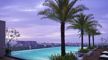 Piscine extérieure, parasols de plage, chaises longues