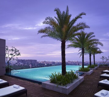 Piscina all'aperto, ombrelloni da piscina, lettini