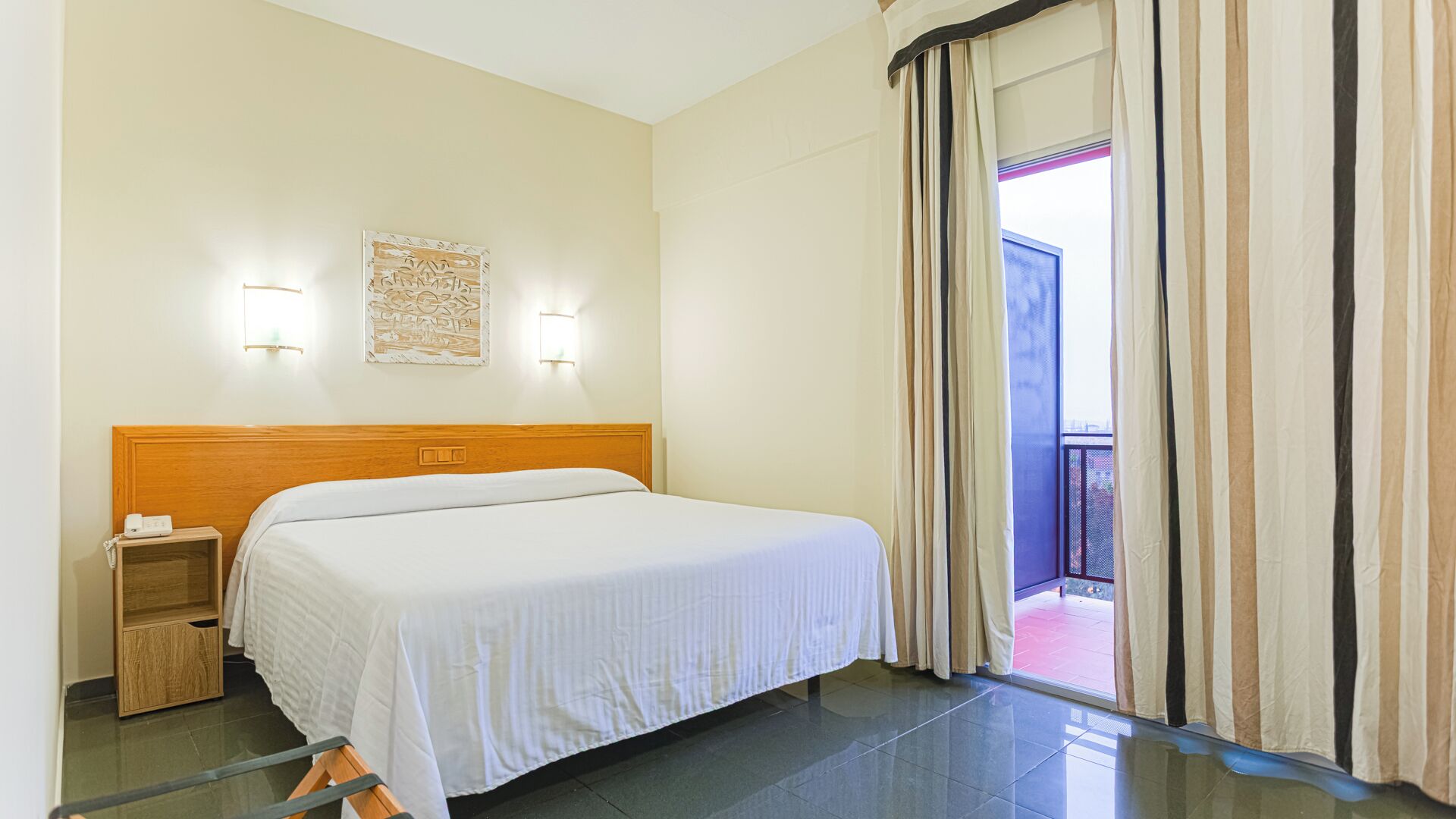 HABITACION DOBLE, CON CAMA DE MATRIMONIO, TERRAZA Y APARCAMIENTO