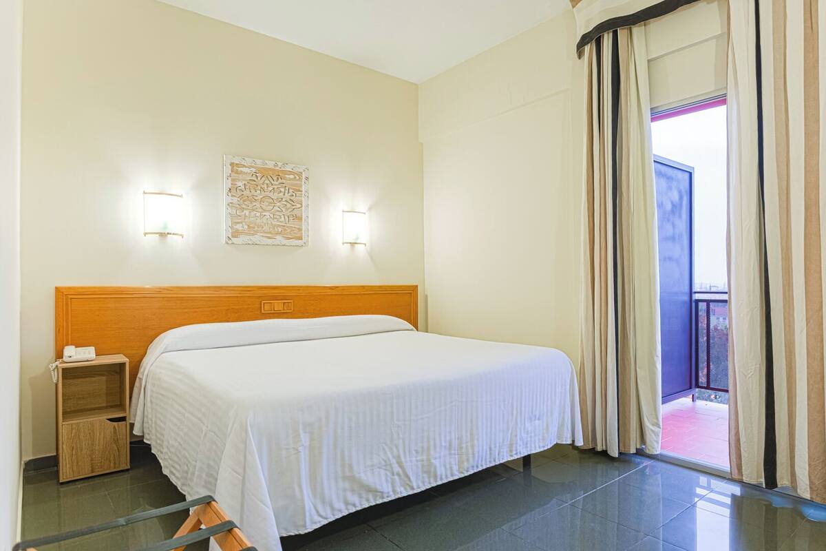 Dobbeltrom – standard | Skrivebord, blendingsgardiner, lydisolert og strykejern/-brett