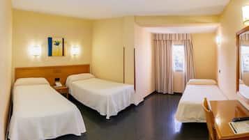 DOBLE CON CAMA SUPLETORIA Y APARCAMIENTO | Schreibtisch, Verdunkelungsvorhänge, schallisolierte Zimmer