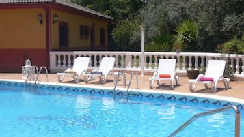 Außenpool, geöffnet von 09:00 Uhr bis 21:30 Uhr, Liegestühle