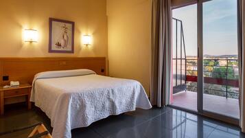 Tweepersoonskamer | Een bureau, verduisterende gordijnen, geluiddichte muren