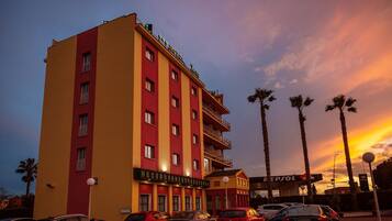 Vista frontal de la propiedad