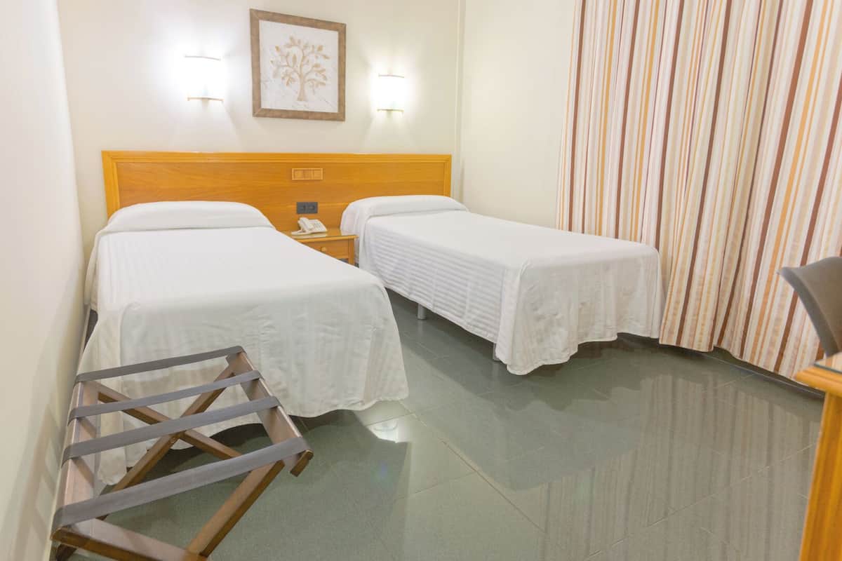 DOBLE CON 2 CAMAS Y APARCAMIENTO | Skrivebord, blendingsgardiner, lydisolert og strykejern/-brett