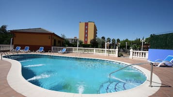 Outdoor pool, open 9 AM to 9:30 PM, pool loungers