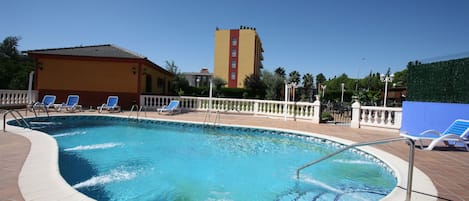 Piscine extérieure, chaises longues