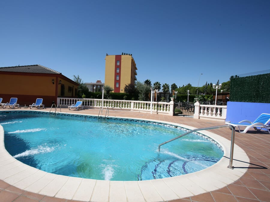 Una piscina al aire libre (de 09:00 a 21:30), tumbonas