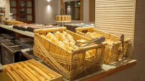 Wicker baskets filled with bread on a buffet table. - Hotel Zeus (Merida)
