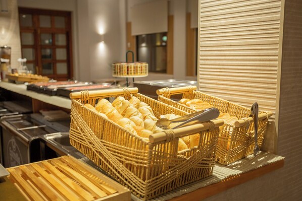 Daily buffet breakfast (EUR 8.50 per person) - Hotel Zeus (Merida)