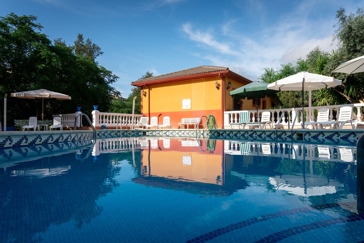 Una piscina al aire libre (de 09:00 a 21:30), tumbonas