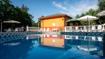Una piscina al aire libre (de 09:00 a 21:30), tumbonas