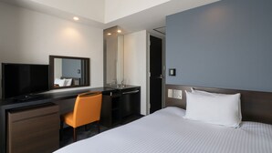 A hotel room with a bed, a desk with a chair, a television, a mirror, and a bathroom door. - Hotel Vista Ebina (Ebina)