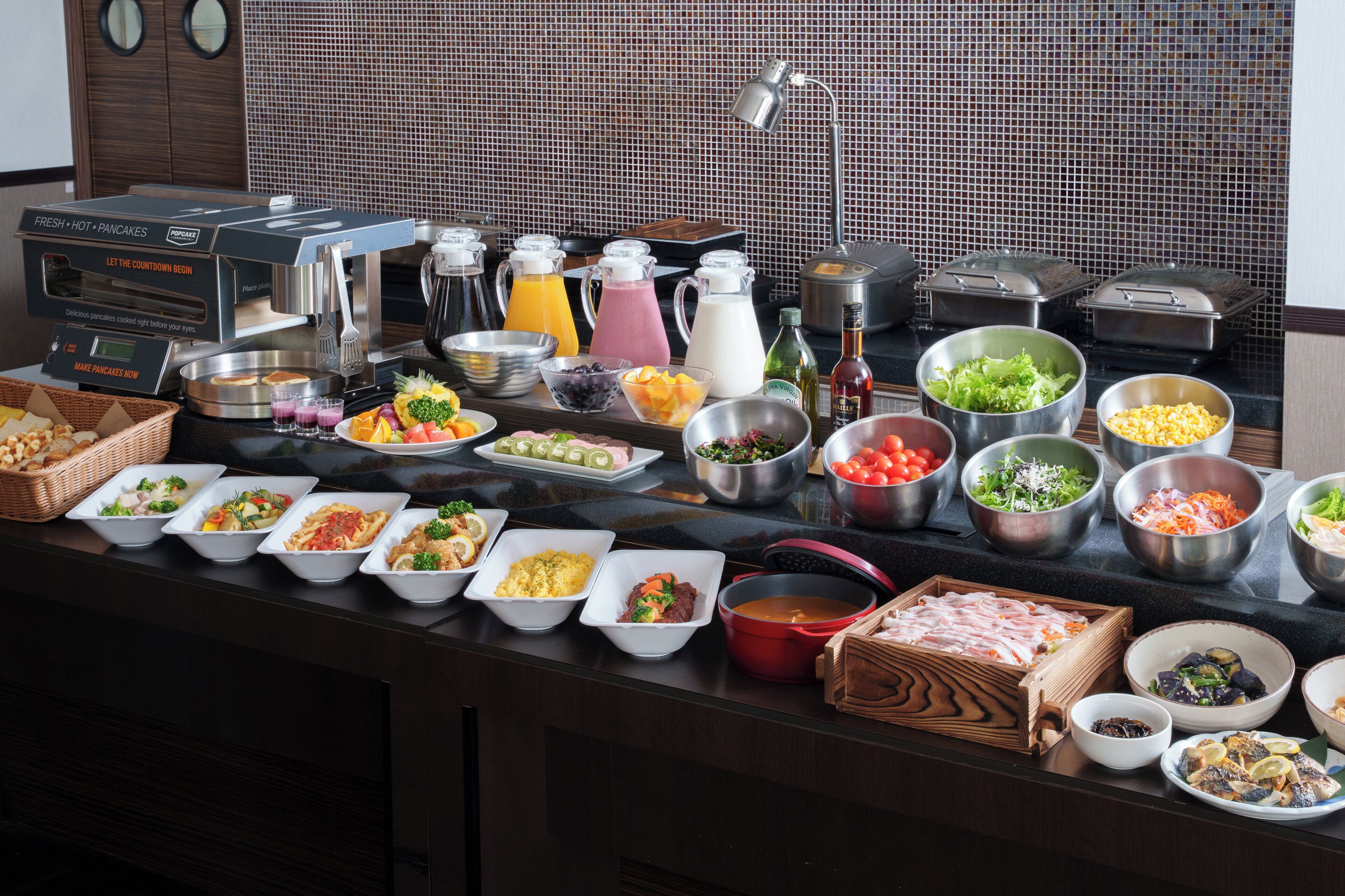 Daily buffet breakfast (JPY 1800 per person)