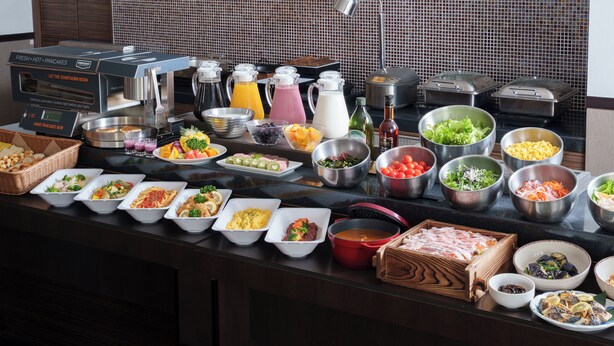 A buffet with various food options including salads, meats, and beverages. - Hotel Vista Ebina (Ebina)