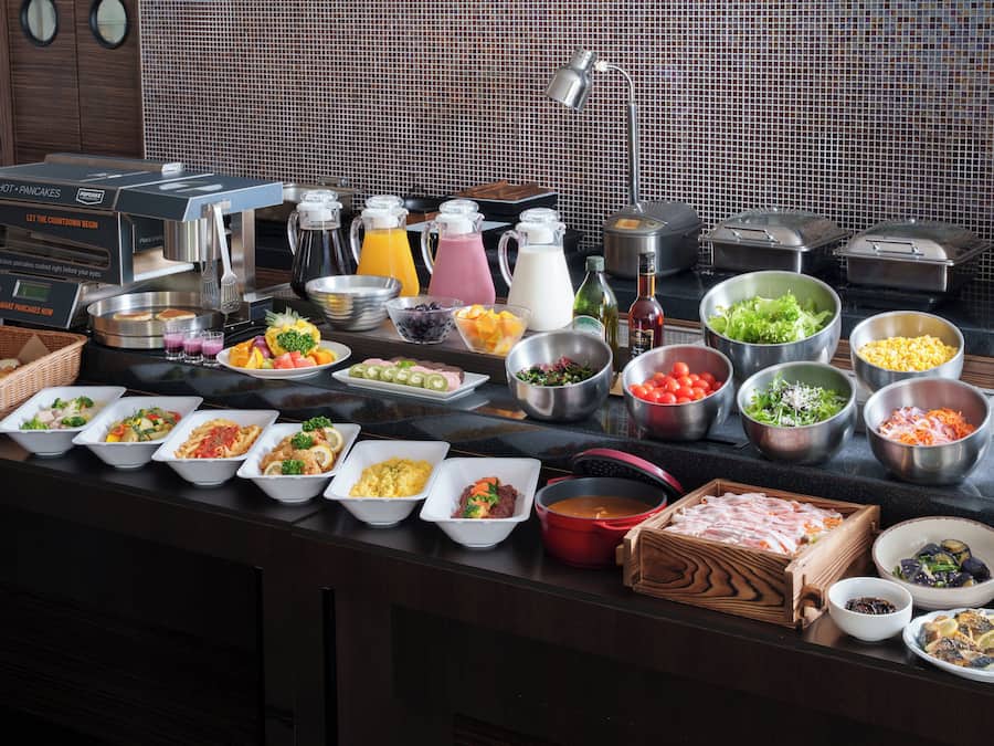 Daily buffet breakfast (JPY 1800 per person)