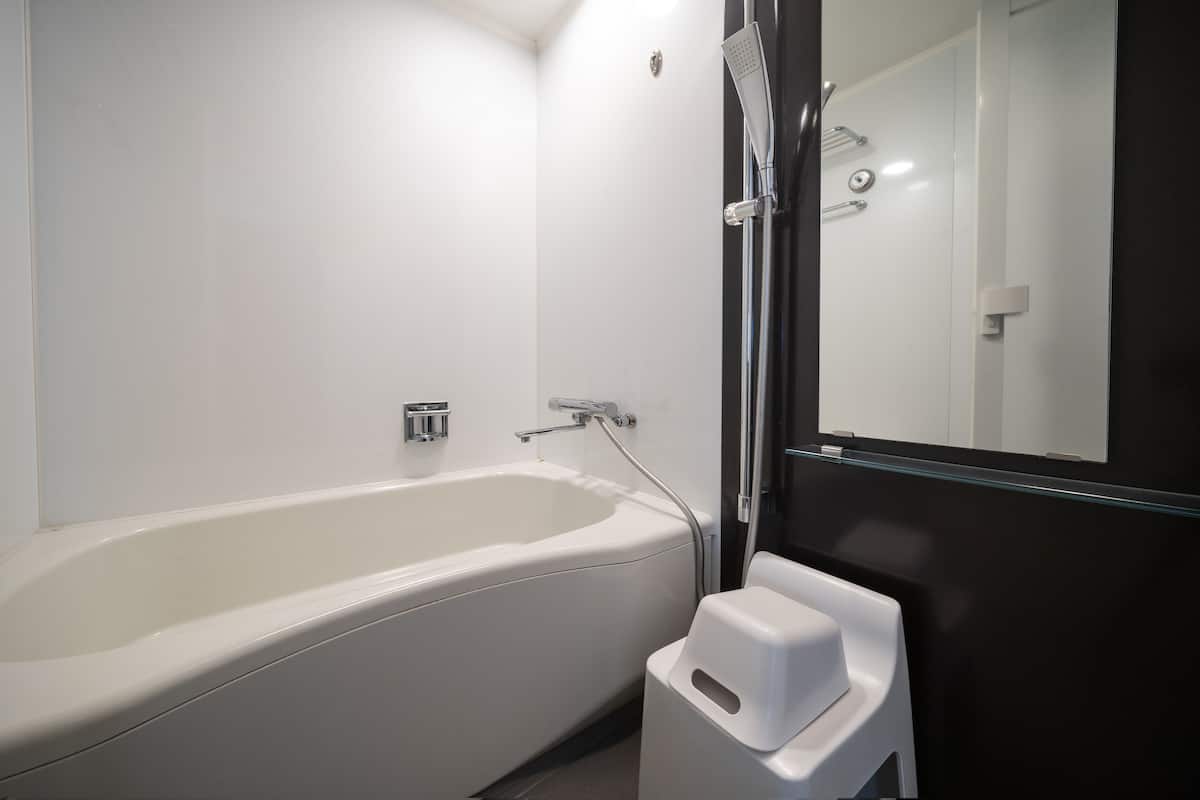 moderate twin room, smoking | bathroom | combined shower/bathtub, free toiletries, hair dryer, slippers