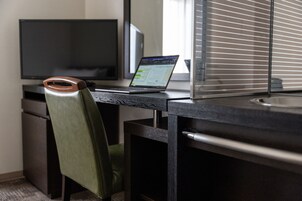 デスク、アイロン / アイロン台、WiFi (無料)、ベッドシーツ