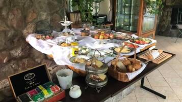 Daily buffet breakfast (PLN 35 per person)