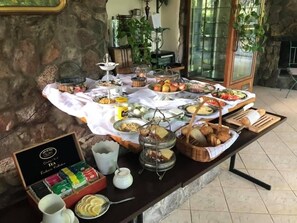 Daily buffet breakfast (PLN 35 per person)