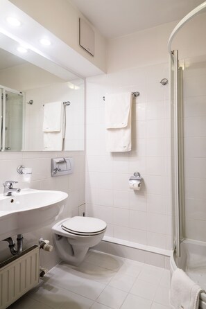 Shower, free toiletries, hair dryer, towels - Apartamenty Zgoda Warszawa by Desilva (Warsaw)