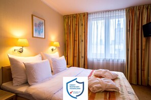 Hypo-allergenic bedding, free WiFi, bed sheets - Apartamenty Zgoda Warszawa by Desilva (Warsaw)