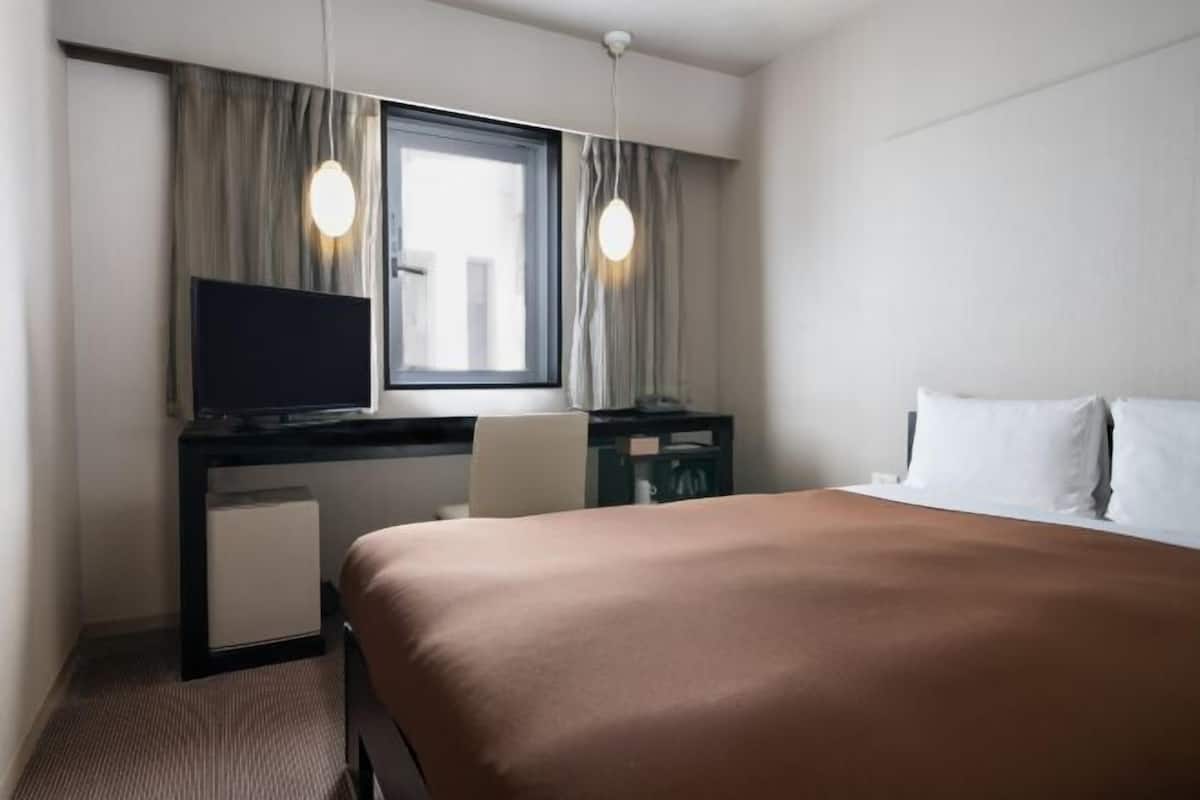 1 slaapkamer, een bureau, verduisterende gordijnen