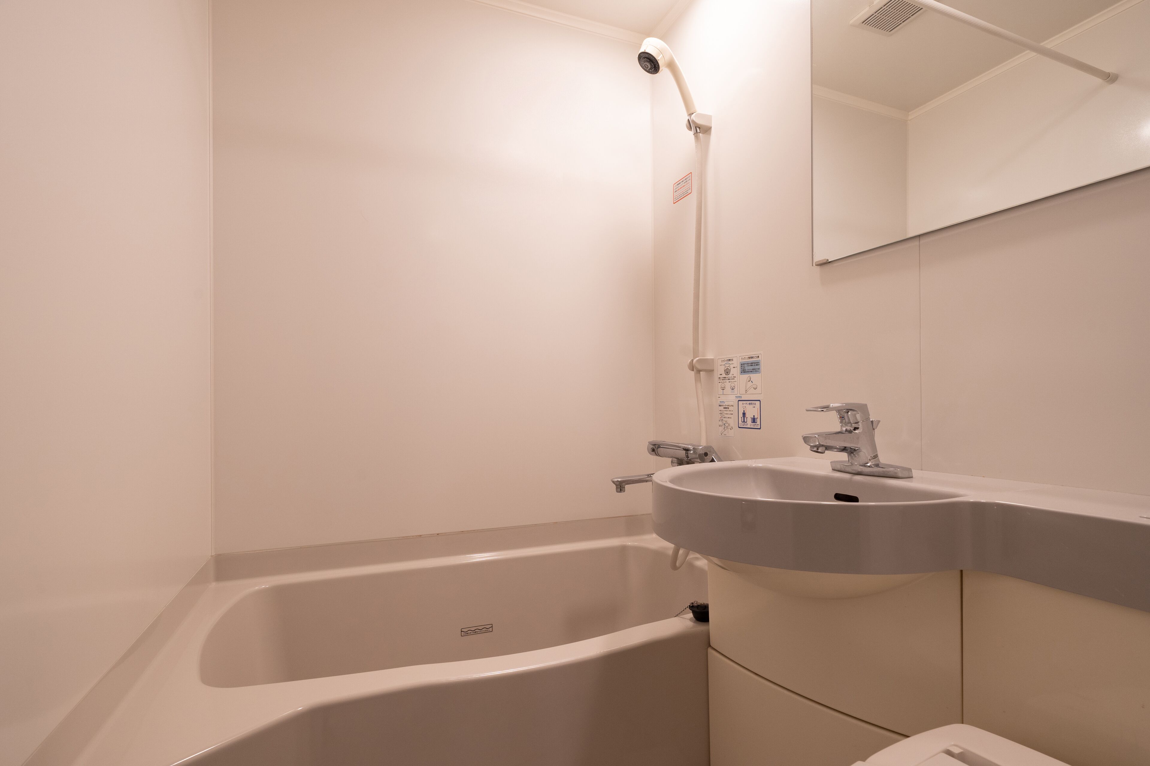 combined shower/bathtub, deep-soaking bathtub, free toiletries