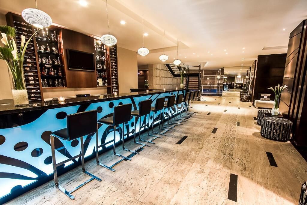 Bar (trong khuôn viên)