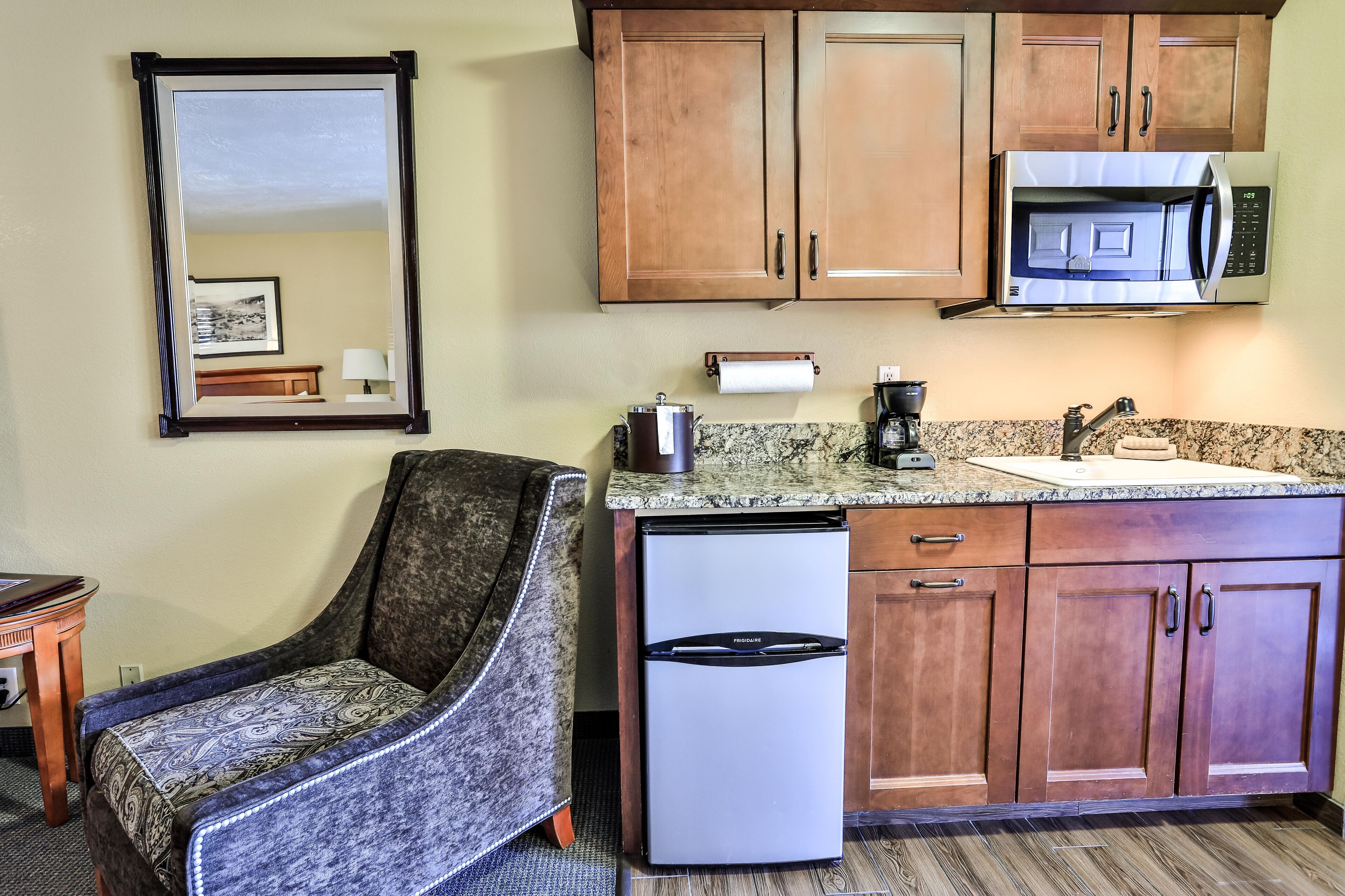 deluxe studio suite, 2 queen beds, kitchenette, mountainside | private kitchenette | fridge, microwave, coffee/tea maker